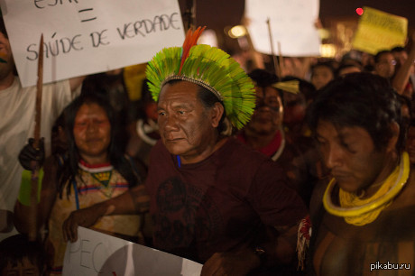Найден двойник Януковича.... Лидер одного из племен бразильских индейцев подрабатывает по выходным двойником Януковича...  Янукович, двойник