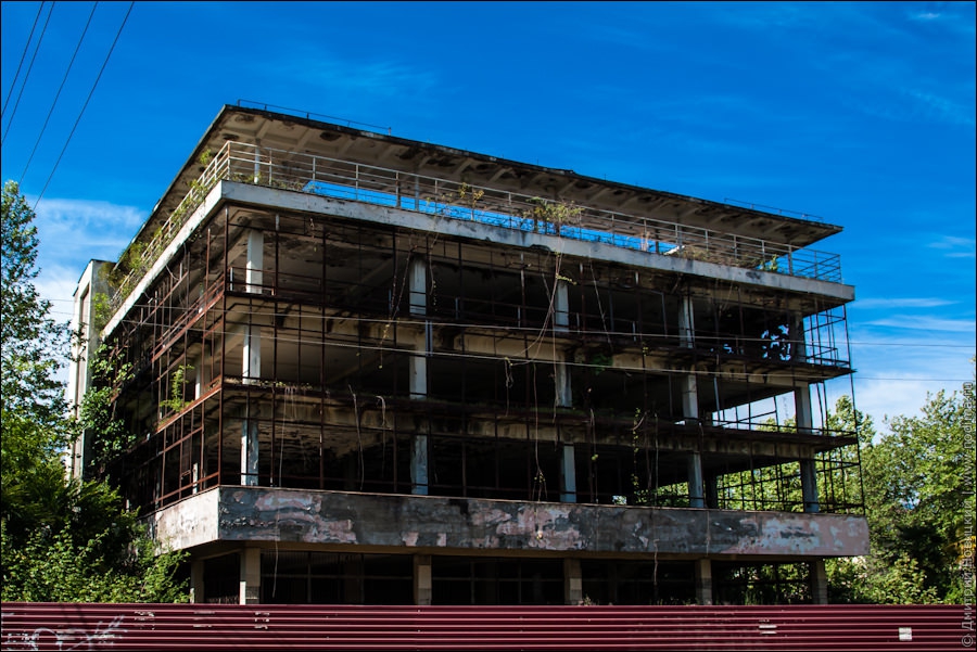 Абхазия: заброшенные здания (20 фото) 59175f Нет Абхазии в Крыму! Нужно срочно остановить возможный конфликт.