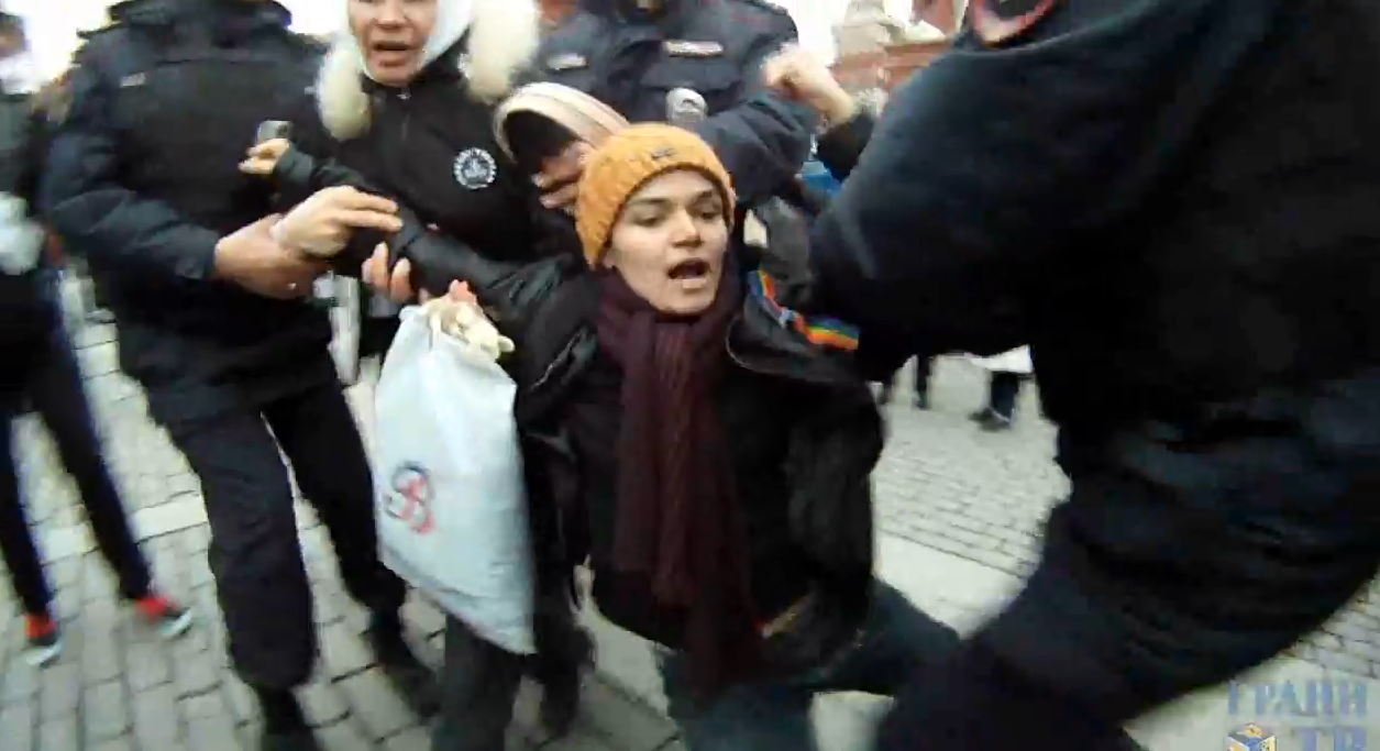 Российское ноу-хау в борьбе с демократией. Аресты за невидимые плакаты.