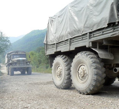 ИС сообщает о приближении к границе Украины 40 грузовиков с вооруженными людьми.