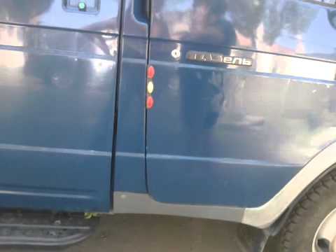 Украинские женщины, жительницы Краматорска, гонят вооруженных автоматами колорадских тварей прочь от своих мирных жилищ.