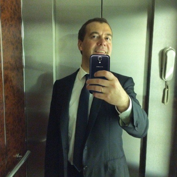 Медведев селфи жабы айфон лифт инстаграм новые жабы19