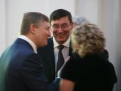 Пока на Донбассе идет война... Ахметов веселит анекдотами Луценко на инаугурации Порошенко