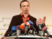 Янукович возвращается или он никуда не уходил Главу Люстрационного комитета Егора Соболева вызвали на допрос.