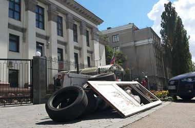 <p>Возле посольства РФ строят баррикады &amp;nbsp;Фото: Р. Петушков</p>