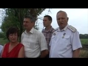 Украина, Волноваха. Местные жители возложили венки погибшим украинским воинам из Волыни.