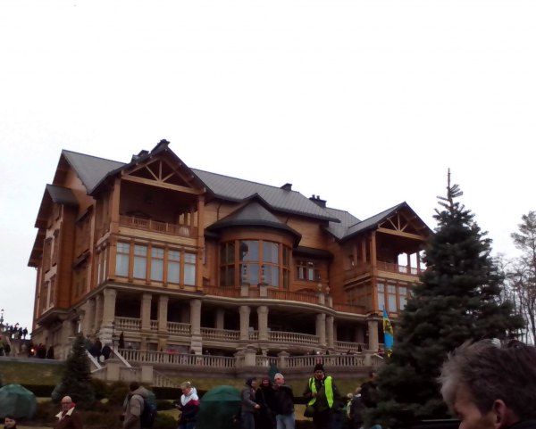 0d0f2 000001.jpg.pagespeed.ce.uo5C3dlZMM Скромное обаяние буржуазии или пошлая роскошь Межигорья