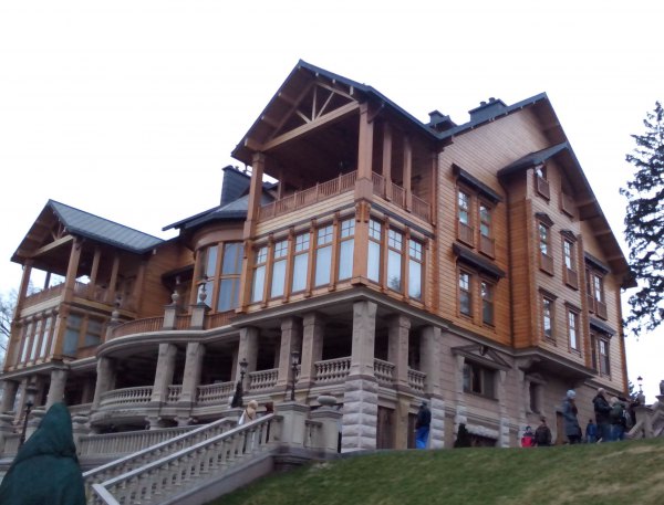 95c76 000002.jpg.pagespeed.ce.NlgTJIURYz Скромное обаяние буржуазии или пошлая роскошь Межигорья