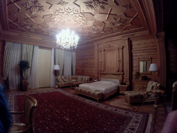 e2ed9 000017.jpg.pagespeed.ce.RPnnUDamqN Скромное обаяние буржуазии или пошлая роскошь Межигорья