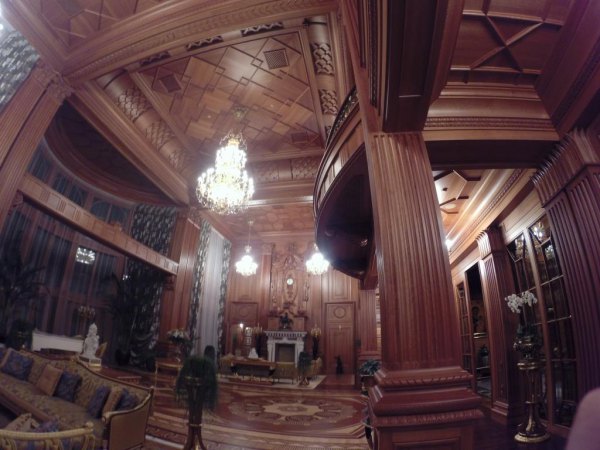 eabd6 000016.jpg.pagespeed.ce.J6sQEinlru Скромное обаяние буржуазии или пошлая роскошь Межигорья