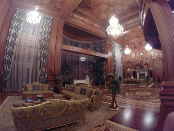 f28da 000015.jpg.pagespeed.ce.n0pDCU gz2 Скромное обаяние буржуазии или пошлая роскошь Межигорья